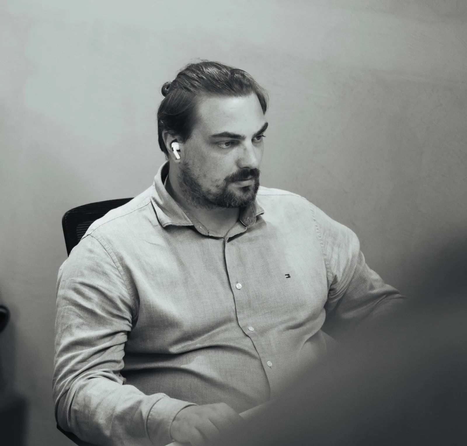 Jason Lewis working during a design review